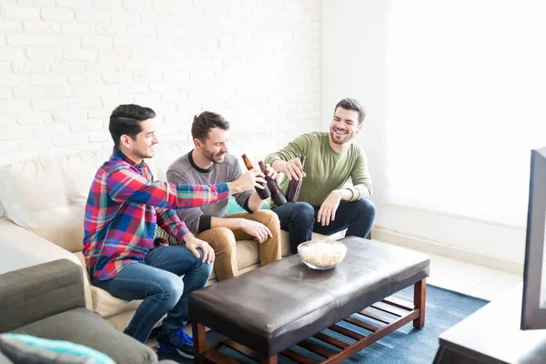 Guapos Mejores Amigos Tostando Botellas Cerveza Mientras Deporte Televisión Casa — Foto de Stock