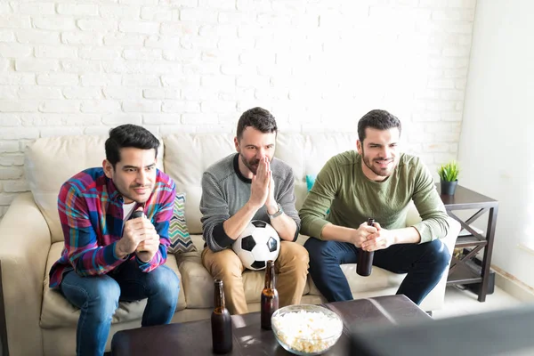 Attraktive Männer Die Sich Sorgen Machen Während Sie Fußballspiele Wohnzimmer — Stockfoto