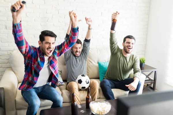 Hispanische Männliche Kumpels Feiern Tor Und Schreien Hause Vor Dem — Stockfoto