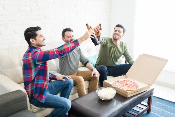 Добре Виглядають Друзі Насолоджуються Пивом Піцою Вітальні Вдома — стокове фото