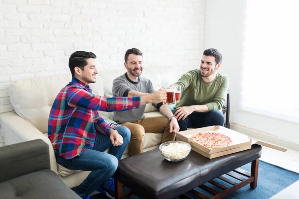 Grupo Amigos Com Copos Cerveja Pizza Comemorando Sala Estar — Fotografia de Stock