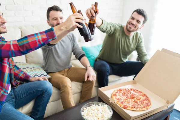 Счастливые Друзья Мужчины Пьют Пиво Пиццей Попкорном Столе Дома — стоковое фото