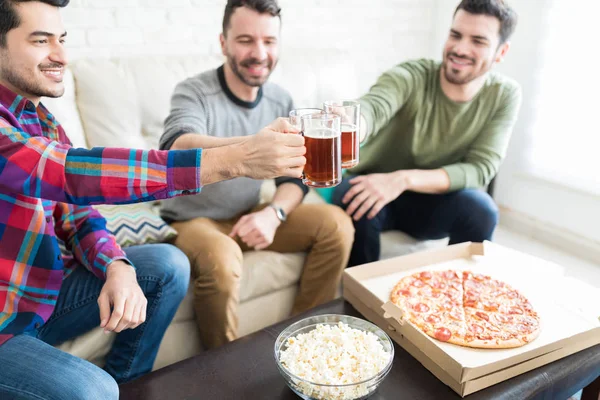 Tres Chicos Sonriendo Mientras Tintinean Vasos Cerveza Mientras Tienen Una — Foto de Stock