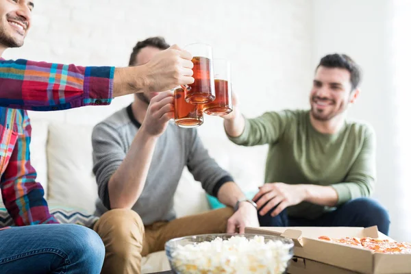 Hombres Amigos Criando Tazas Cerveza Mientras Disfruta Fiesta Fin Semana — Foto de Stock