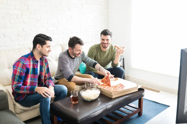 Männliche Lateinamerikanische Freunde Essen Pizza Und Trinken Bier Während Sie — Stockfoto