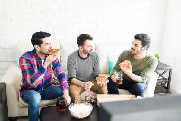 Amigos Masculinos Despreocupados Hablando Mientras Disfrutan Pizza Cerveza Mientras Pasan — Foto de Stock