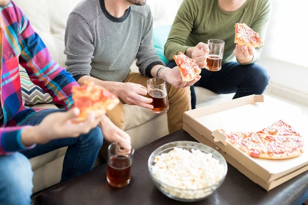 Mittelteil Der Männlichen Freunde Teilen Pizza Und Bier Während Sie — Stockfoto