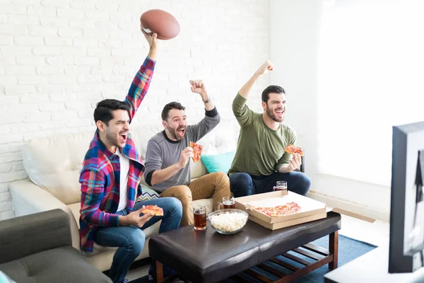 Чрезвычайно Счастливые Друзья Американским Футболом Смотрят Телевизор Гостиной — стоковое фото