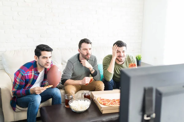 Aufgebrachte Und Ernsthafte Freunde Die Hause Pizza Und Bier Trinken — Stockfoto