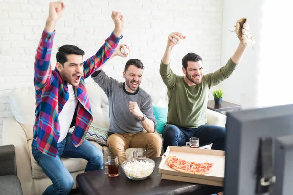 Возбужденные Мужчины Сидящие Перед Телевизором Празднующие Победу Своей Команды Время — стоковое фото