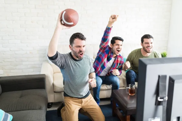 Латинские Мужчины Кричат Кричат Время Просмотра Американского Футбола Гостиной — стоковое фото
