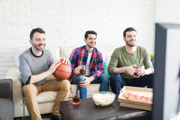 Счастливые Болельщики Наслаждаются Баскетбольным Матчем Пивом Дома — стоковое фото