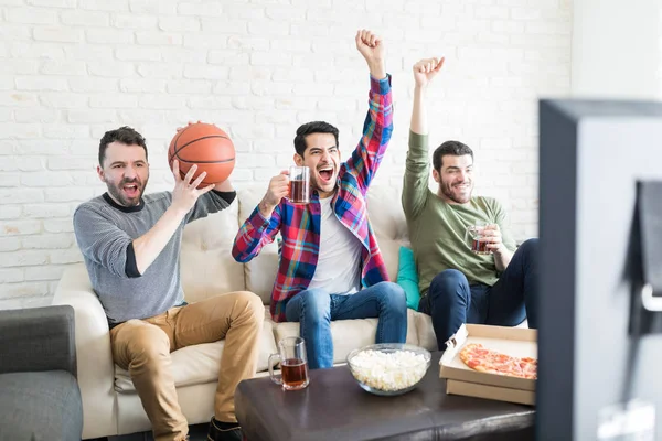 Freunde Jubeln Und Unterstützen Basketballteam Hause — Stockfoto