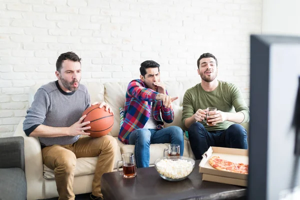 Freunde Machen Gesichter Beim Fernsehen Als Basketballspieler Slam Dunk Verpasst — Stockfoto