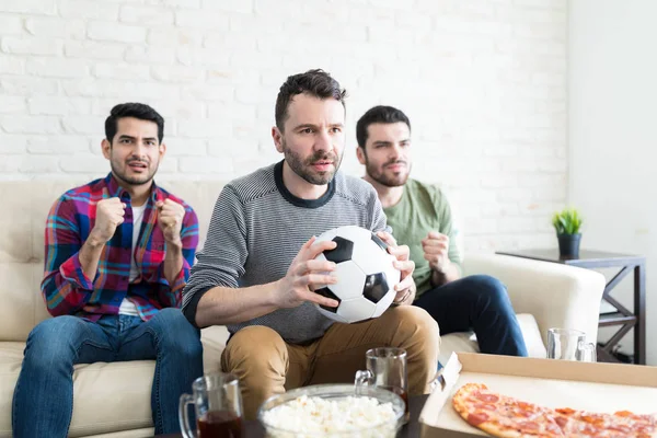 Besorgte Fußballfans Hoffen Vor Dem Fernseher Auf Ein Tor — Stockfoto