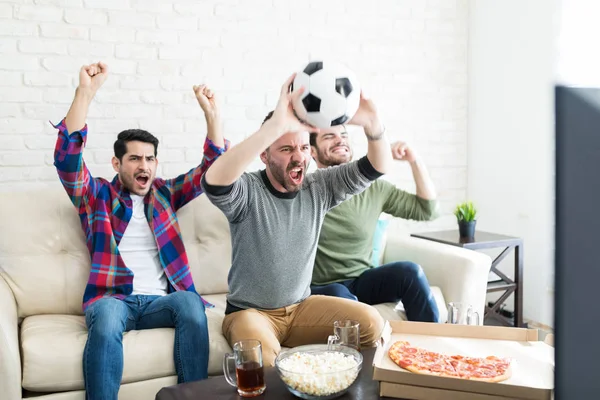Locos Fans Hispanos Gritando Gritando Mientras Ganan Partido Fútbol —  Fotos de Stock