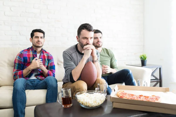 Ernsthafte Lateinamerikanische Männer Nervös Wenn Sie Fußballspiele Hause Anschauen — Stockfoto