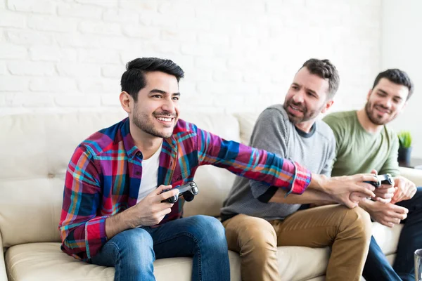 Glücklicher Junger Mann Schiebt Freund Beim Spielen Von Videospielen Hause — Stockfoto