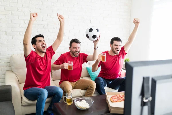 Захоплені Шанувальники Футболу Зависають Вітають Пивом Вдома — стокове фото