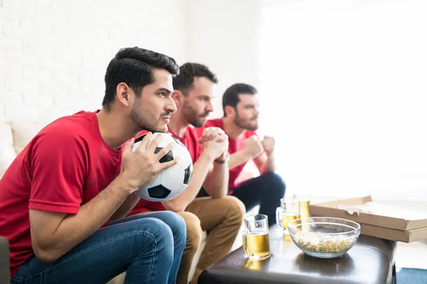 Engagierte Anhänger Verfolgen Jeden Schritt Der Mannschaft Hause Fernsehen — Stockfoto