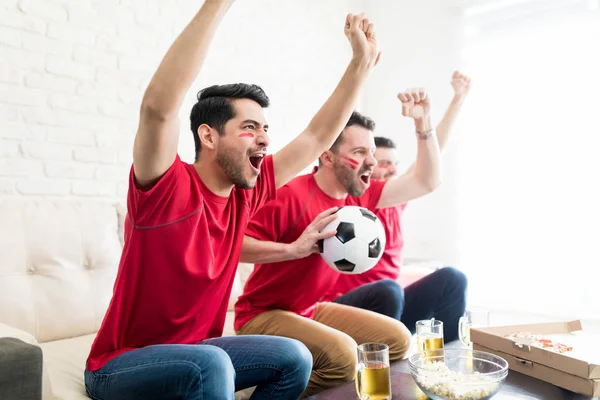 Amigos Varones Mostrando Apoyo Hacia Amado Equipo Fútbol Mientras Ven —  Fotos de Stock