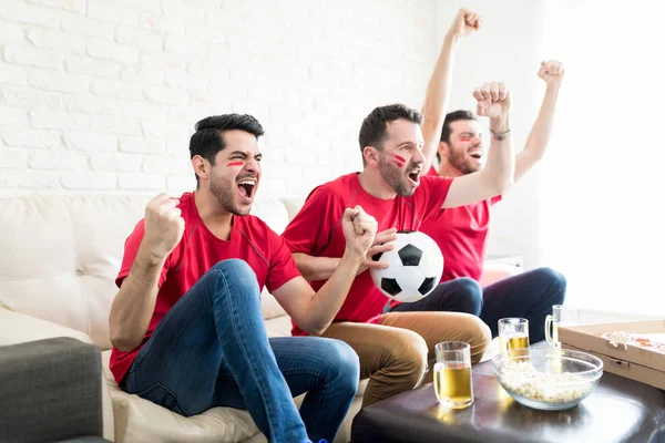 Amigos Alegres Com Bola Futebol Mostrando Sua Alegria Incontrolável Casa — Fotografia de Stock