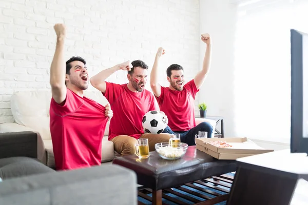 Stolze Fußballfans Jubeln Beim Gemeinsamen Herumhängen Sich Das Spiel Hause — Stockfoto