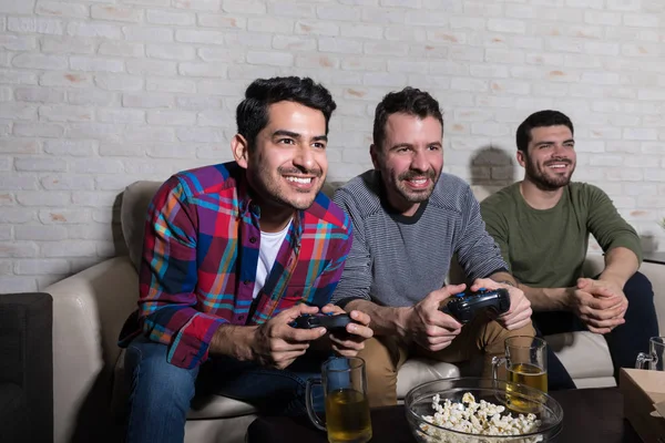 Lächelnde Männer Die Elektronische Spiele Spielen Und Ihre Freizeit Gemeinsam — Stockfoto