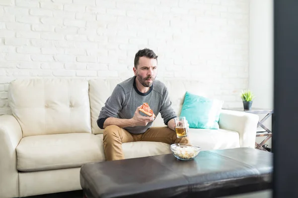 Ernsthafter Mann Isst Pizza Und Trinkt Bier Während Wichtiges Spiel — Stockfoto