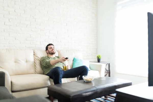 Gelangweilter Mann Beim Kanalwechsel Während Sich Auf Dem Sofa Wohnzimmer — Stockfoto