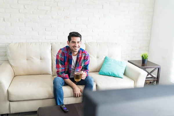 Joyeux Jeune Homme Appréciant Bière Émission Télévision Intéressante Dans Salon — Photo