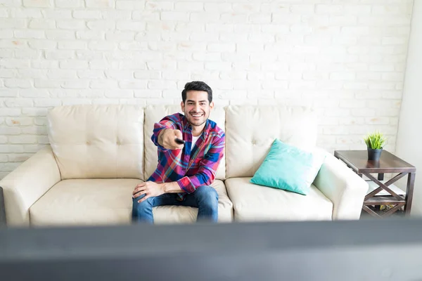 Hombre Guapo Casuales Sentado Sofá Viendo Televisión Sala Estar —  Fotos de Stock