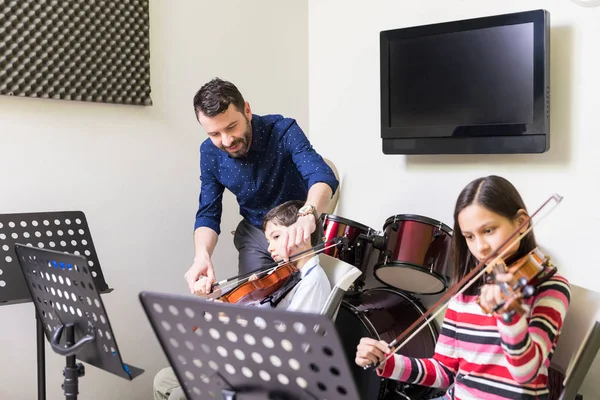Homme Adulte Moyen Aidant Garçon Jouer Violon Classe Musique — Photo