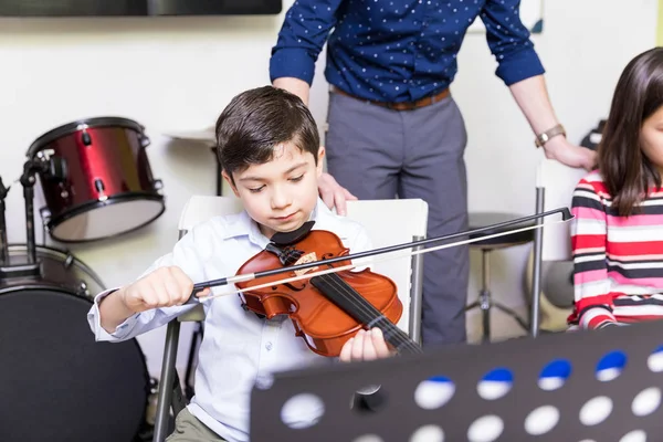 Rapaz Bonito Concentrando Aprendendo Novas Técnicas Tocar Violino Escola — Fotografia de Stock