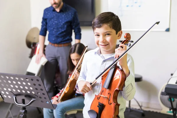 Ritratto Ragazzo Sorridente Che Tiene Violino Fiocco Mentre Impara Musica — Foto Stock