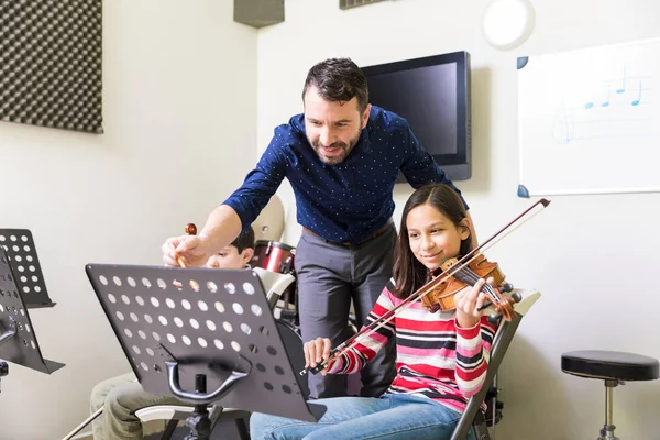 Girl Learning How Read Notes Play Violin Expert Music Teacher — Stock Photo, Image