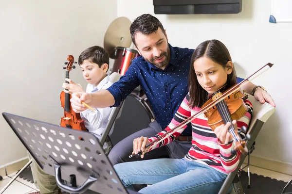 バイオリン専門家の指導学生学習と教室でバイオリンのスキルを向上させる — ストック写真