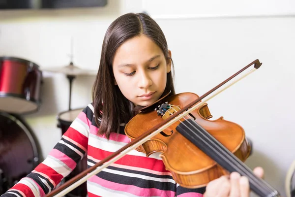 Disciplined Preteen Girl Practicing Violin Regular Basis School — Stock Photo, Image