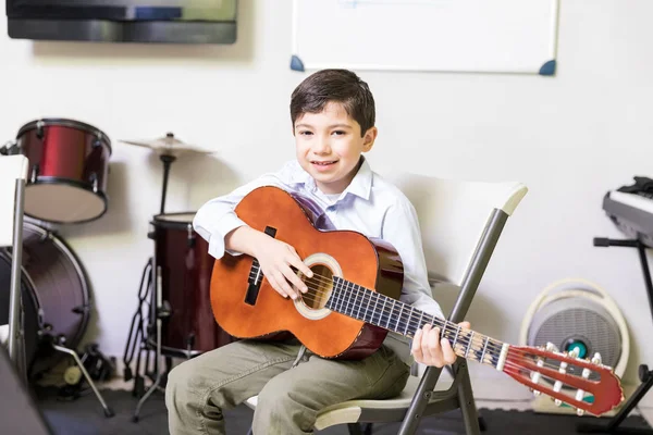 学校によって提供される課外活動として音楽を楽しむ小さなかわいい学生 — ストック写真