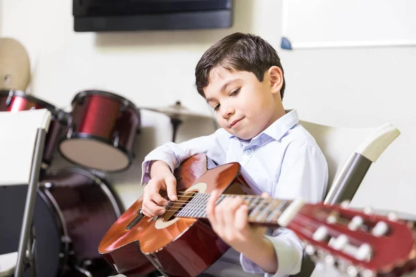 Vertrouwen Jongen Verbetering Van Zijn Snelheid Van Gitaarspelen Muziekschool — Stockfoto