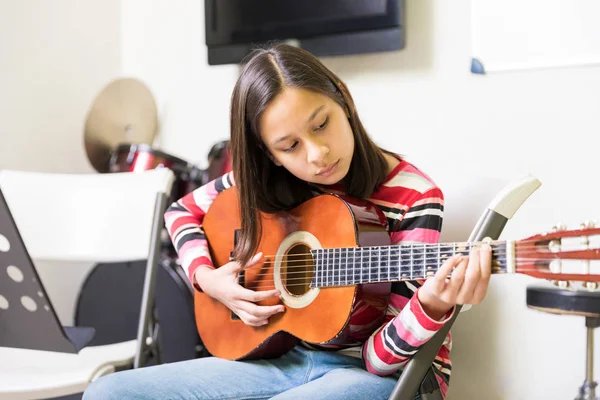 Fille Développant Habileté Jouer Guitare Pendant Session Activité Parascolaire École — Photo
