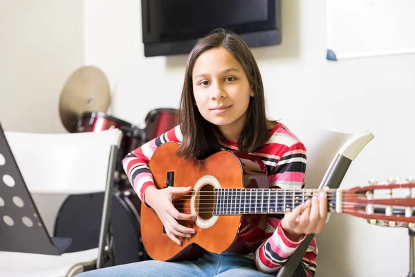 Portrait Smiling Teen Student Practicing Guitar Music Lessons Academy — Stock Photo, Image