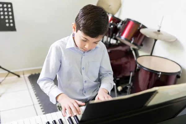 Menino Concentra Enquanto Desenvolve Habilidades Tocar Piano Elétrico Escola — Fotografia de Stock