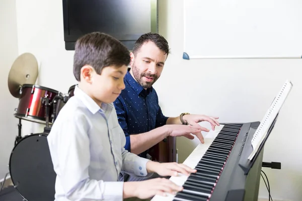 Instructeur Hispanique Développant Les Compétences Pianistiques Des Enfants Dans Académie — Photo