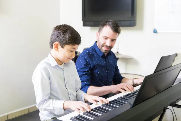 Moyen Adulte Partageant Technique Jeu Piano Avec Garçon Intelligent Classe — Photo