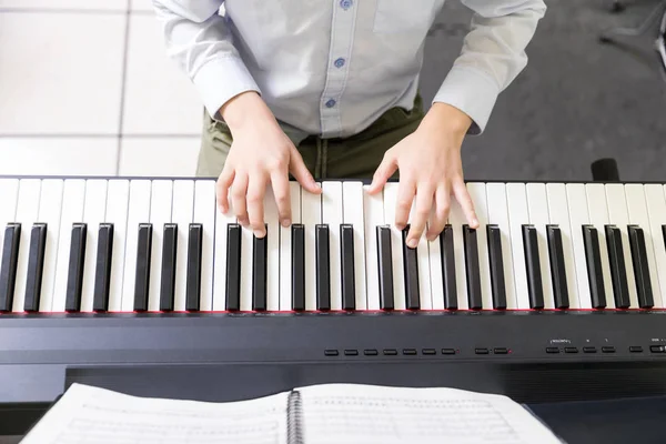 才能のある学生が音楽の授業での課外活動の一環としてピアノを練習の中央部 — ストック写真