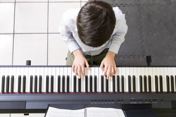 ほとんどの学生は学校で音楽の授業でピアノのスキルを強化 — ストック写真