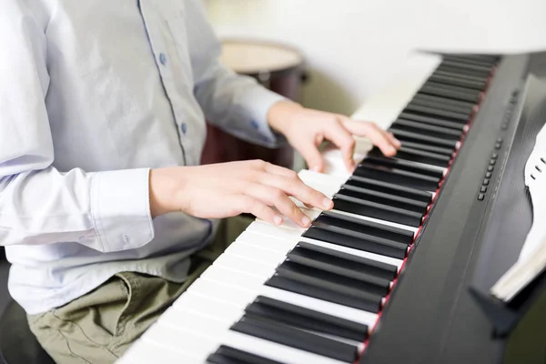 小さな子供アカデミー音楽セッション中にエレク トリック ピアノの練習 — ストック写真