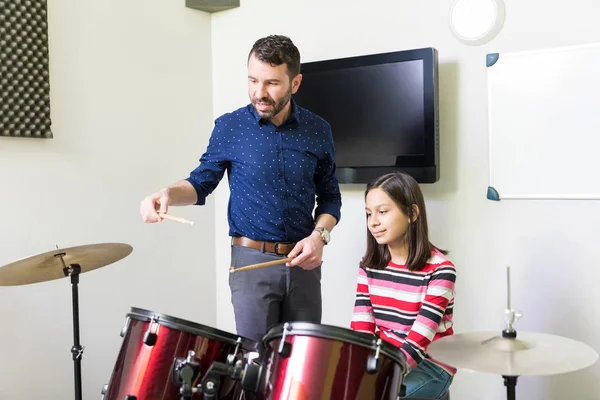 Duktiga Lärare Undervisning Flicka Att Spela Trummor Musikskolan — Stockfoto
