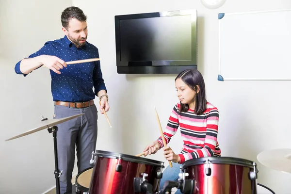 ヒスパニック系インストラクターの十代のドラム演奏教室でスキルの開発 — ストック写真